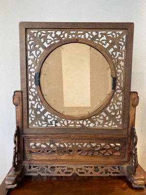 Ecran de table en bois sculpté orné d'une plaque en porcelaine de Chine qianjiang cai, signée Wang Yeting 汪野亭, datée 1924 — photo 7