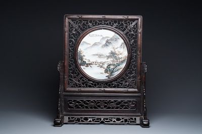 Ecran de table en bois sculpté orné d'une plaque en porcelaine de Chine qianjiang cai, signée Wang Yeting 汪野亭, datée 1924