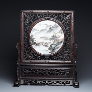 Ecran de table en bois sculpté orné d'une plaque en porcelaine de Chine qianjiang cai, signée Wang Yeting 汪野亭, datée 1924 — photo 1