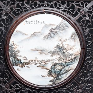 Ecran de table en bois sculpté orné d'une plaque en porcelaine de Chine qianjiang cai, signée Wang Yeting 汪野亭, datée 1924 — photo 2