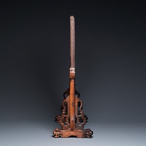 Ecran de table en bois sculpté orné d'une plaque en porcelaine de Chine qianjiang cai, signée Wang Yeting 汪野亭, datée 1924 — photo 5
