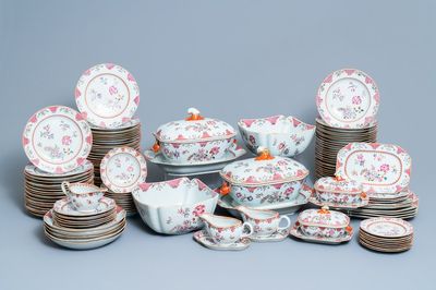 Een 158-delig Chinees famille rose servies met floraal 'Lowestoft' decor, Qianlong