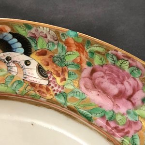 Een 16-delig Chinees Canton famille rose servies, 19e eeuw — foto 19