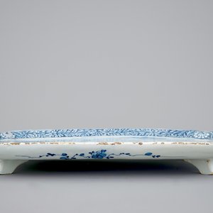 Een 1783 gedateerd blauw-wit Delfts aardewerken dienblad met een scheepswerf — foto 3