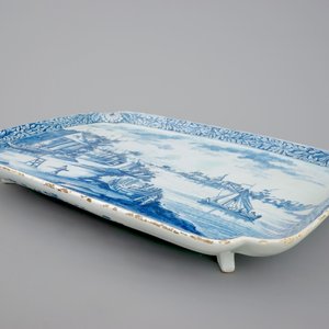 Een 1783 gedateerd blauw-wit Delfts aardewerken dienblad met een scheepswerf — foto 4