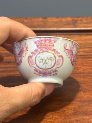 Een 28-delig Chinees rose-geëmailleerd en verguld theeservies met gekroonde monogrammen, Qianlong — foto 55