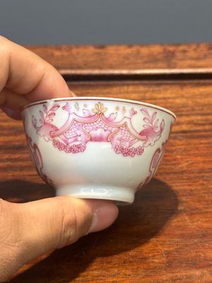 Een 28-delig Chinees rose-geëmailleerd en verguld theeservies met gekroonde monogrammen, Qianlong — foto 56