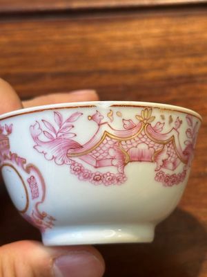 Een 28-delig Chinees rose-geëmailleerd en verguld theeservies met gekroonde monogrammen, Qianlong — foto 60