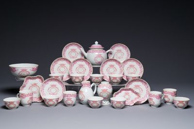 Een 28-delig Chinees rose-geëmailleerd en verguld theeservies met gekroonde monogrammen, Qianlong
