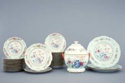 Een 39-delig Chinees famille rose servies met terrine op presentoir, Qianlong, 18e eeuw