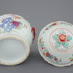 Een 39-delig Chinees famille rose servies met terrine op presentoir, Qianlong, 18e eeuw — foto 11