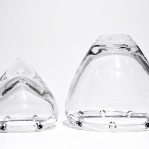 Een 4-delige Val Saint-Lambert kristallen "Bulbe" tulpenvaas naar ontwerp van Ronald van der Hilst, ca. 2005 — foto 4