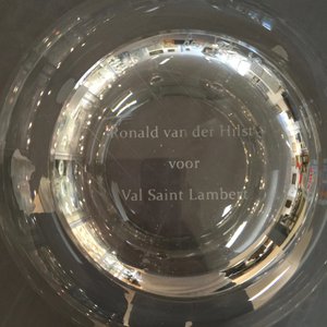 Een 4-delige Val Saint-Lambert kristallen "Bulbe" tulpenvaas naar ontwerp van Ronald van der Hilst, ca. 2005 — foto 8