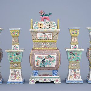 Een 5-delige Chinese famille rose tempelgarnituur met een wierookbrander, 19e eeuw — foto 1