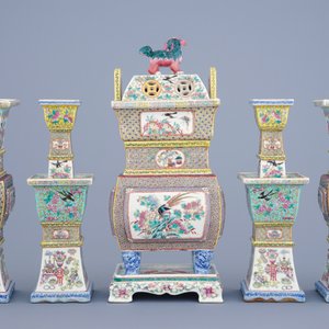 Een 5-delige Chinese famille rose tempelgarnituur met een wierookbrander, 19e eeuw — foto 2