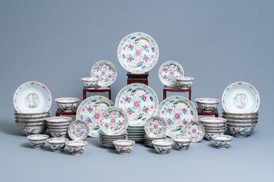 Een 56-delig Chinees famille rose servies voor de Straits of Peranakan markt, 19e eeuw