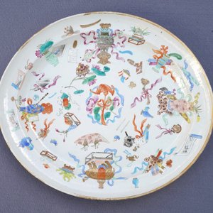Een 9-delig Chinees famille rose servies met kostbaarhedendecor, Jiaqing/Daoguang — foto 18