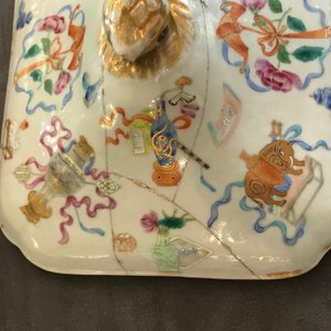 Een 9-delig Chinees famille rose servies met kostbaarhedendecor, Jiaqing/Daoguang — foto 24