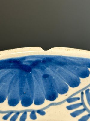 Een aantrekkelijke Nederlandse blauw-witte majolica schotel met een gevleugelde cherubijn, waarschijnlijk Harlingen, 2e helft 17e eeuw — foto 7