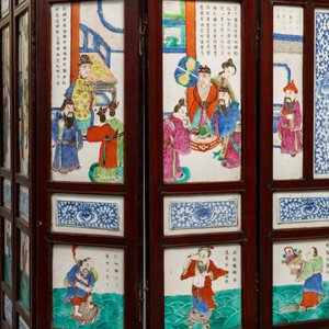 Een achtdelig Chinees famille rose tafel- of kamerscherm met inscripties, 19e eeuw — foto 6