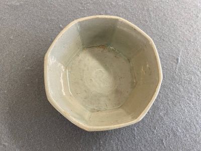 Een achthoekige Koreaanse ingelegde celadon steengoed penselenwasser, wellicht Goryeo, 13/14e eeuw — foto 1