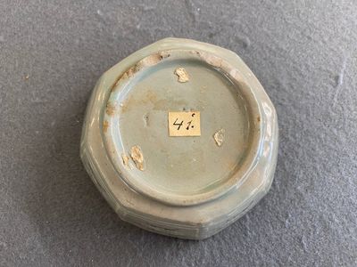 Een achthoekige Koreaanse ingelegde celadon steengoed penselenwasser, wellicht Goryeo, 13/14e eeuw — foto 2
