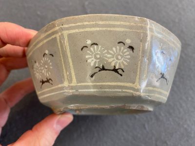 Een achthoekige Koreaanse ingelegde celadon steengoed penselenwasser, wellicht Goryeo, 13/14e eeuw — foto 3
