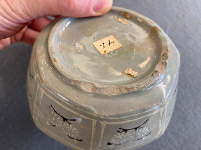 Een achthoekige Koreaanse ingelegde celadon steengoed penselenwasser, wellicht Goryeo, 13/14e eeuw — foto 5