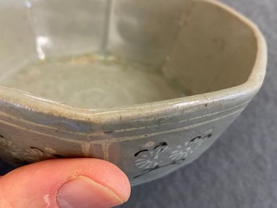 Een achthoekige Koreaanse ingelegde celadon steengoed penselenwasser, wellicht Goryeo, 13/14e eeuw — foto 6