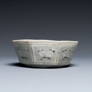 Een achthoekige Koreaanse ingelegde celadon steengoed penselenwasser, wellicht Goryeo, 13/14e eeuw — foto 4