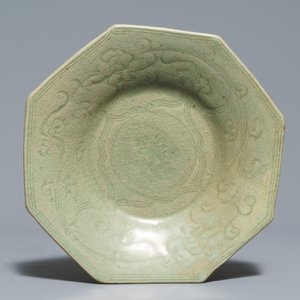 Een achthoekige Longquan celadon schotel, vier vaasjes en twee kommetjes, Song/Ming — foto 2