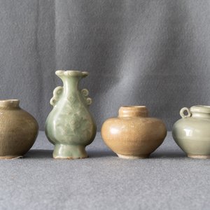 Een achthoekige Longquan celadon schotel, vier vaasjes en twee kommetjes, Song/Ming — foto 21