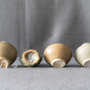 Een achthoekige Longquan celadon schotel, vier vaasjes en twee kommetjes, Song/Ming — foto 22