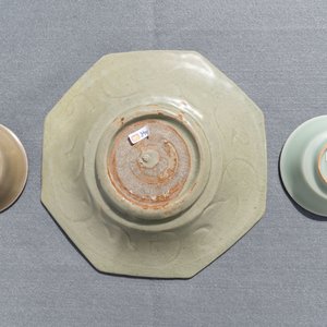 Een achthoekige Longquan celadon schotel, vier vaasjes en twee kommetjes, Song/Ming — foto 24