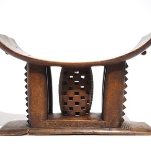 Een Afrikaanse houten stoel, Ashanti, Ghana, 20e eeuw — foto 2