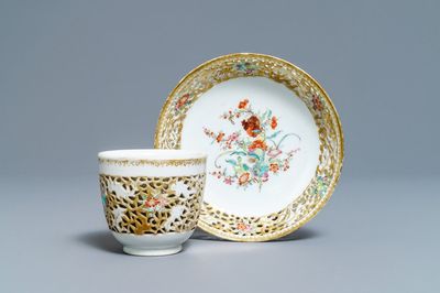 Een ajour bewerkte Chinese famille rose kop en schotel, Qianlong