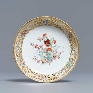 Een ajour bewerkte Chinese famille rose kop en schotel, Qianlong — foto 2