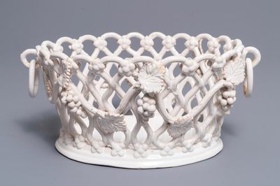 Een ajour bewerkte wit geglazuurde mand met druivenranken, Italië of Frankrijk, 19e eeuw