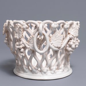 Een ajour bewerkte wit geglazuurde mand met druivenranken, Italië of Frankrijk, 19e eeuw — foto 5