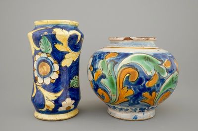 Een albarello en een zalfpot in Italiaanse majolica, Caltagirone, Sicilië, 17e eeuw