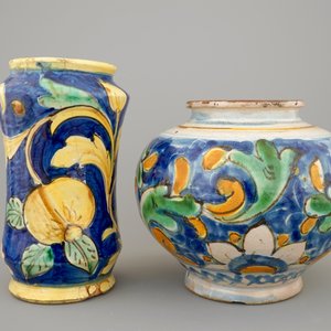 Een albarello en een zalfpot in Italiaanse majolica, Caltagirone, Sicilië, 17e eeuw — foto 2