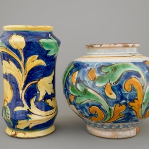 Een albarello en een zalfpot in Italiaanse majolica, Caltagirone, Sicilië, 17e eeuw — foto 4