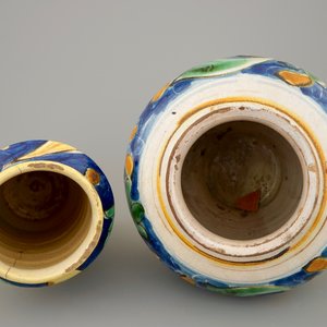 Een albarello en een zalfpot in Italiaanse majolica, Caltagirone, Sicilië, 17e eeuw — foto 5