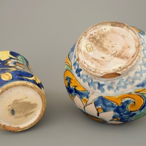 Een albarello en een zalfpot in Italiaanse majolica, Caltagirone, Sicilië, 17e eeuw — foto 6