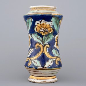 Een albarello in Italiaanse majolica, Sicilië, 17e eeuw — foto 3