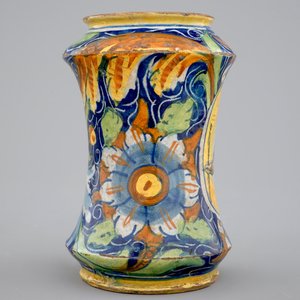 Een albarello in Italiaanse majolica, Venetië, 16e eeuw — foto 2