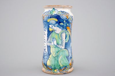 Een albarello in Italiaanse majolica, wellicht Deruta, 16e eeuw