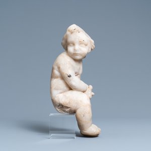 Een albasten figuur van een putto met een vogel op de knie, 17e eeuw — foto 2