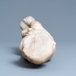 Een albasten figuur van een putto met een vogel op de knie, 17e eeuw — foto 6