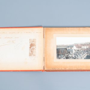 Een album met dertien zilvergelatine zwart-witfoto's van China, gedateerd 1903 — foto 1